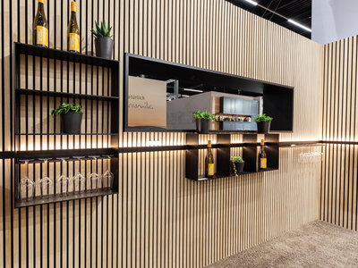 Zidni paneli dostupni su u raznim dizajnima, materijalima i bojama Zidni paneli