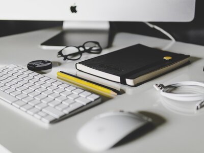 CM4070 von Casetur  Schreibtisch mit Tastatur und Laptop